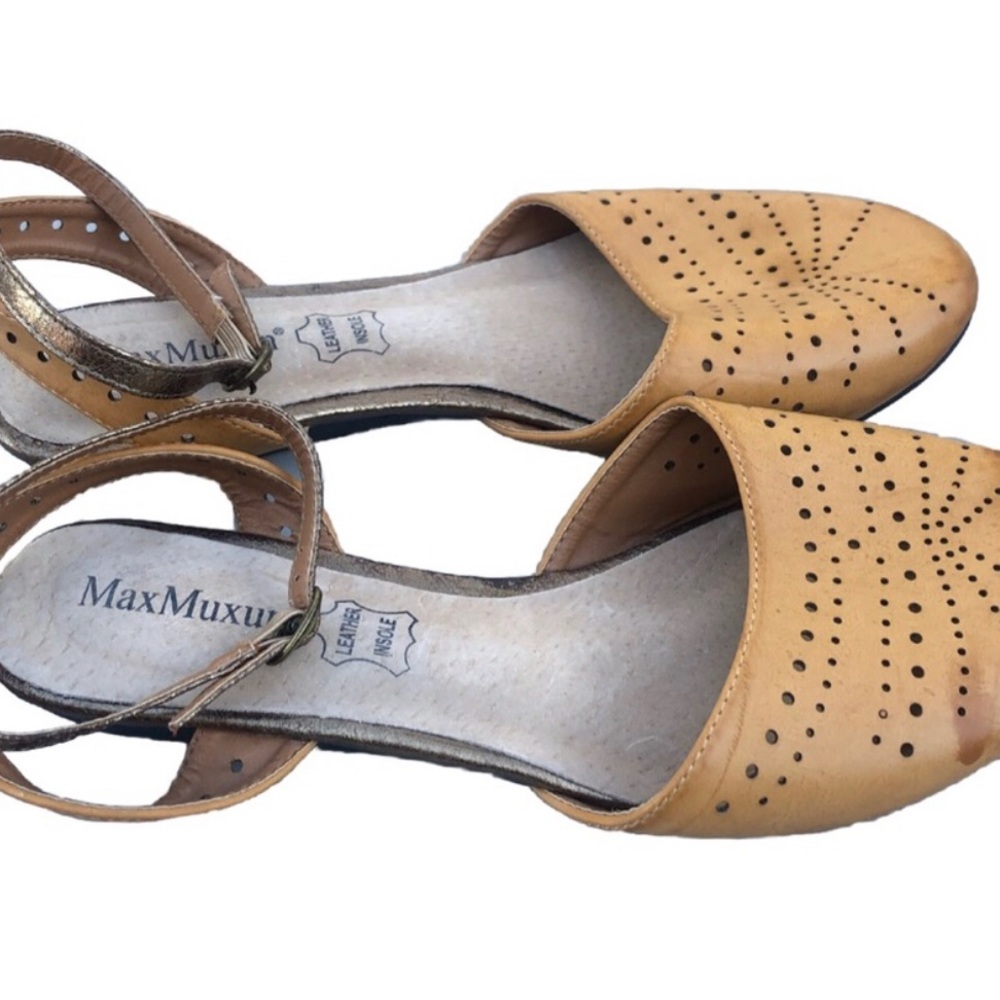 Max Muxun Yellow Leather Sandals. Size 41.